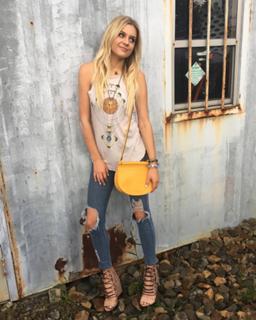 Kelsea Ballerini feet photo thumbnail