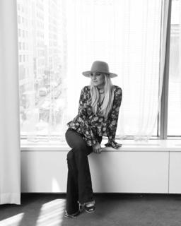 Kelsea Ballerini feet photo thumbnail