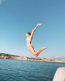 Kelsea Ballerini feet photo thumbnail