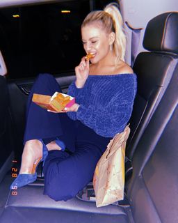 Kelsea Ballerini feet photo thumbnail