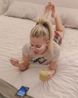 Kelsea Ballerini feet photo thumbnail