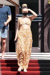 Kelsea Ballerini feet photo thumbnail