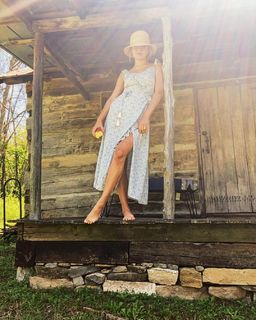 Kelsea Ballerini feet photo thumbnail