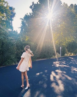 Kelsea Ballerini feet photo thumbnail