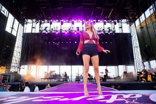 Kelsea Ballerini feet photo thumbnail