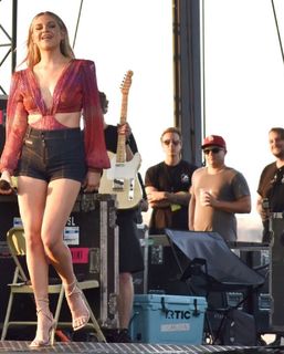 Kelsea Ballerini feet photo thumbnail