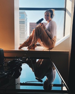Kelsea Ballerini feet photo thumbnail