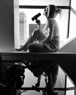 Kelsea Ballerini feet photo thumbnail