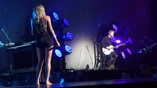 Kelsea Ballerini feet photo thumbnail