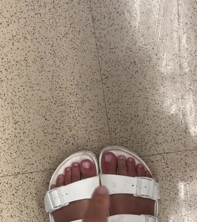 Kelsea Ballerini feet photo thumbnail