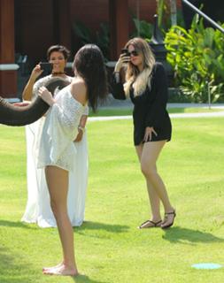 Kendall Jenner feet photo thumbnail