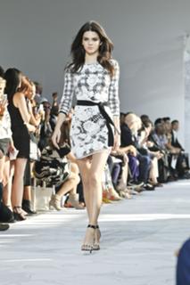 Kendall Jenner feet photo thumbnail