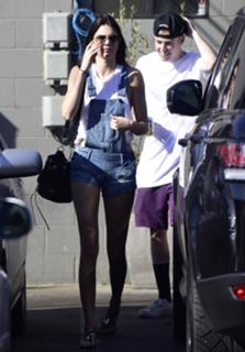 Kendall Jenner feet photo thumbnail