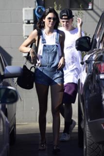 Kendall Jenner feet photo thumbnail
