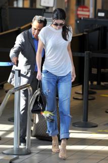 Kendall Jenner feet photo thumbnail