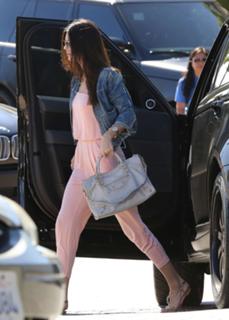 Kendall Jenner feet photo thumbnail