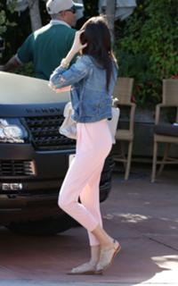 Kendall Jenner feet photo thumbnail