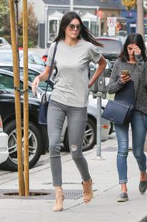 Kendall Jenner feet photo thumbnail