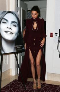 Kendall Jenner feet photo thumbnail