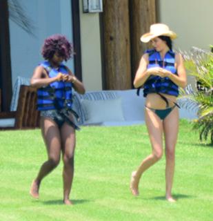 Kendall Jenner feet photo thumbnail