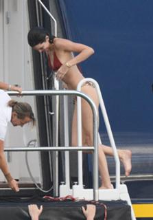 Kendall Jenner feet photo thumbnail