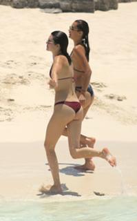 Kendall Jenner feet photo thumbnail