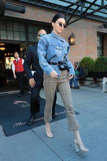 Kendall Jenner feet photo thumbnail