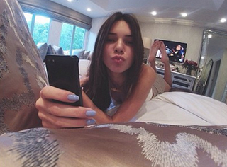 Kendall Jenner feet photo thumbnail