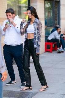 Kendall Jenner feet photo thumbnail