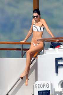 Kendall Jenner feet photo thumbnail