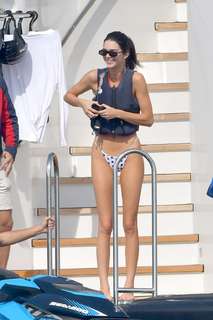 Kendall Jenner feet photo thumbnail