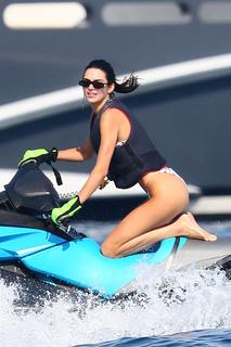 Kendall Jenner feet photo thumbnail
