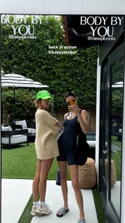 Kendall Jenner feet photo thumbnail