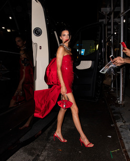 Kendall Jenner feet photo thumbnail