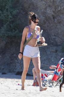 Kendall Jenner feet photo thumbnail