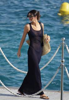 Kendall Jenner feet photo thumbnail