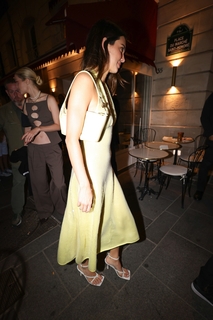 Kendall Jenner feet photo thumbnail