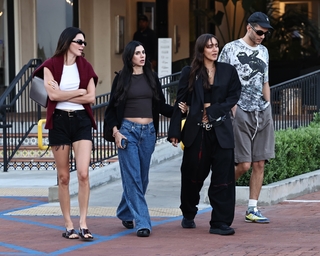 Kendall Jenner feet photo thumbnail