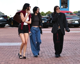 Kendall Jenner feet photo thumbnail