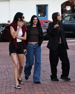 Kendall Jenner feet photo thumbnail