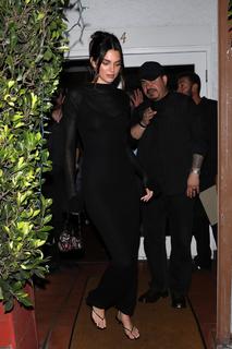 Kendall Jenner feet photo thumbnail