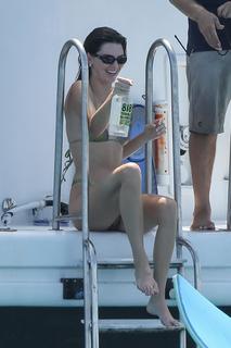 Kendall Jenner feet photo thumbnail