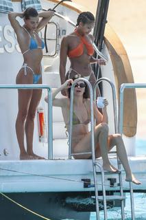 Kendall Jenner feet photo thumbnail