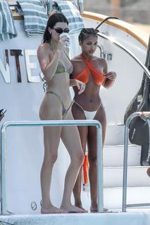 Kendall Jenner feet photo thumbnail