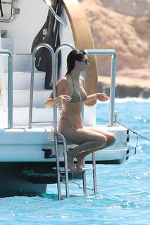 Kendall Jenner feet photo thumbnail