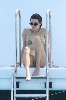 Kendall Jenner feet photo thumbnail