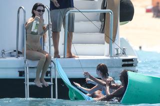 Kendall Jenner feet photo thumbnail