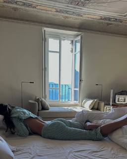 Kendall Jenner feet photo thumbnail