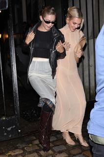 Kendall Jenner feet photo thumbnail