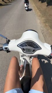 Kendall Jenner feet photo thumbnail